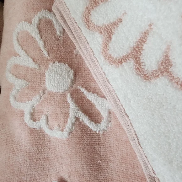 Common Thread S/2 Daisy Floral Bath Towels Zero Twist Reversible Light P… - Picture 2 of 3